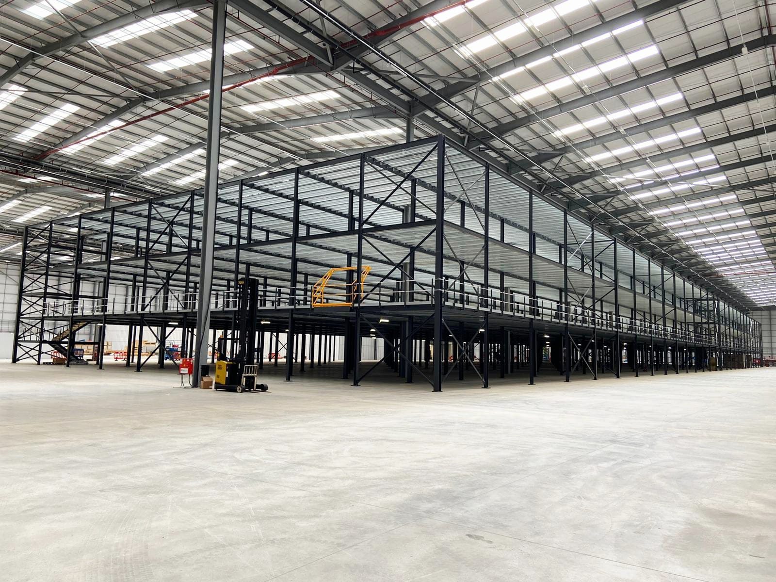 22,000 m² steel mezzanine installation for The Hut Group in Manchester